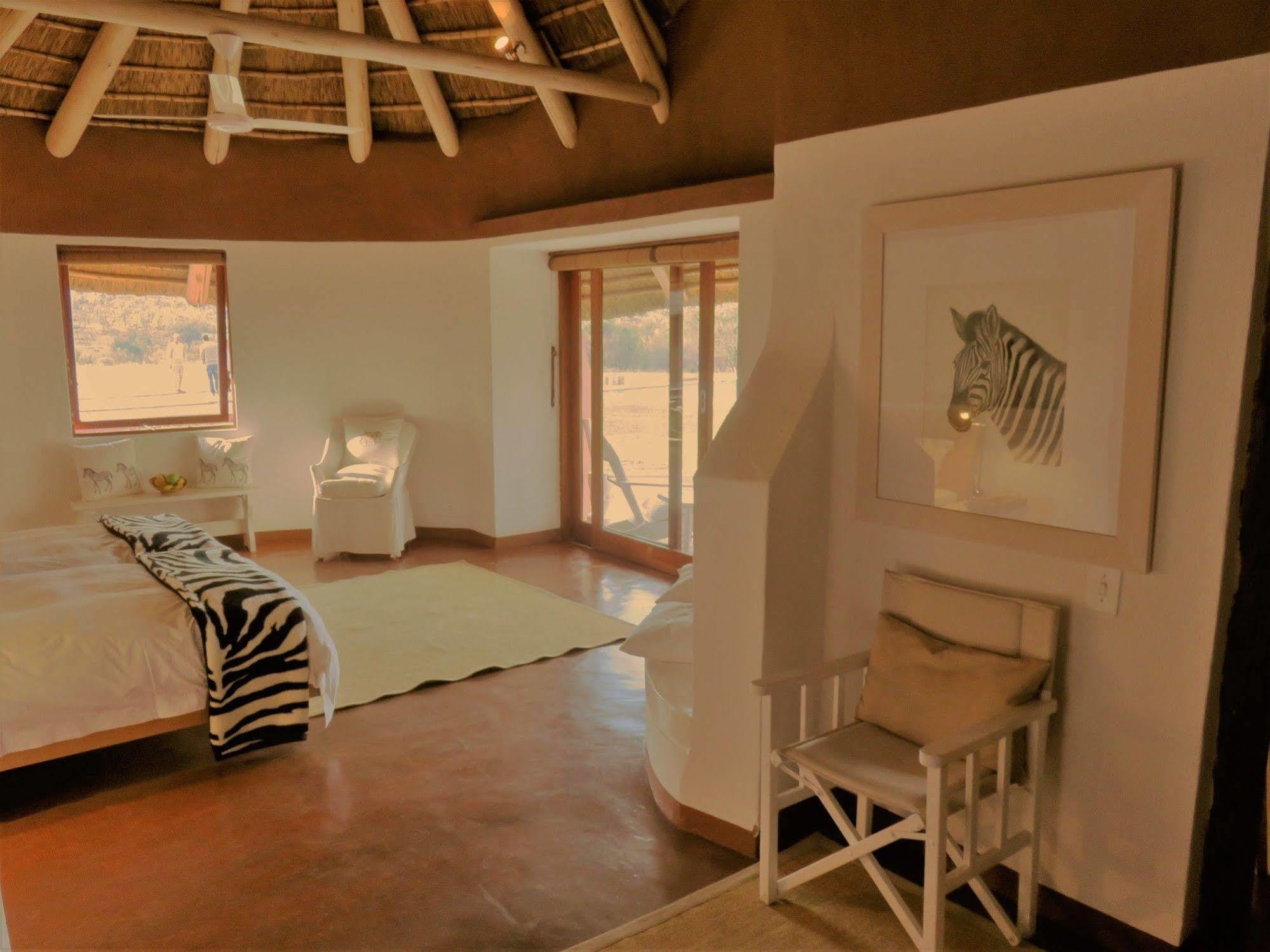Zebras Crossing Private Game Lodge โมดิมอเลอ ภายนอก รูปภาพ