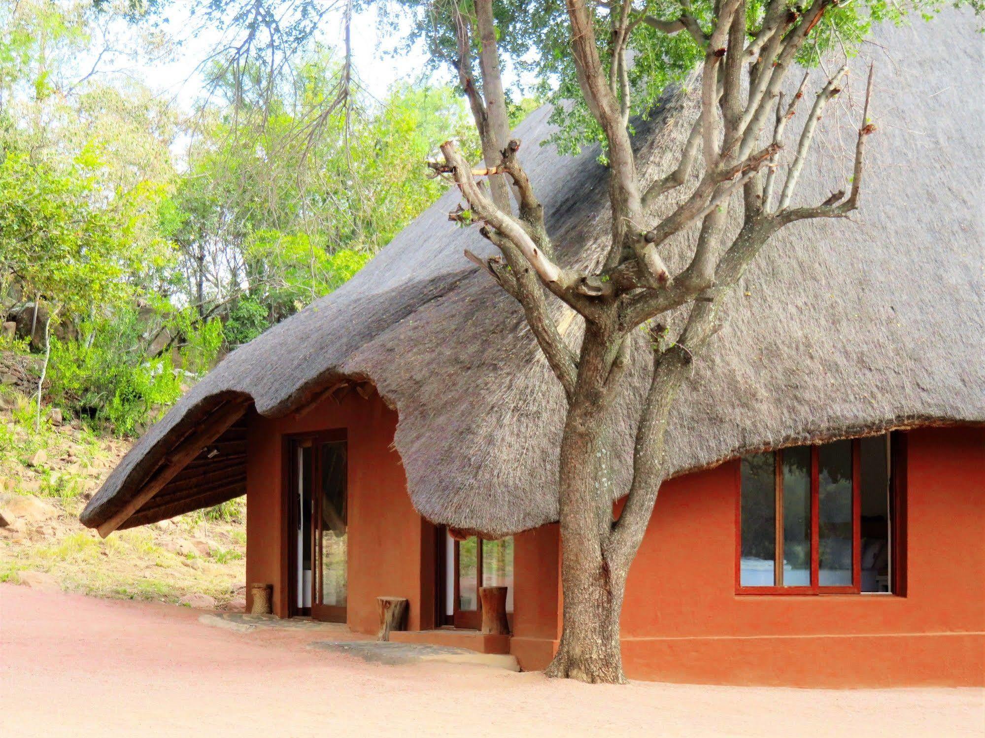 Zebras Crossing Private Game Lodge โมดิมอเลอ ภายนอก รูปภาพ