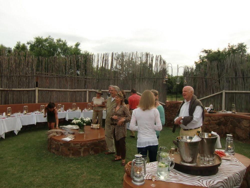 Zebras Crossing Private Game Lodge โมดิมอเลอ ภายนอก รูปภาพ