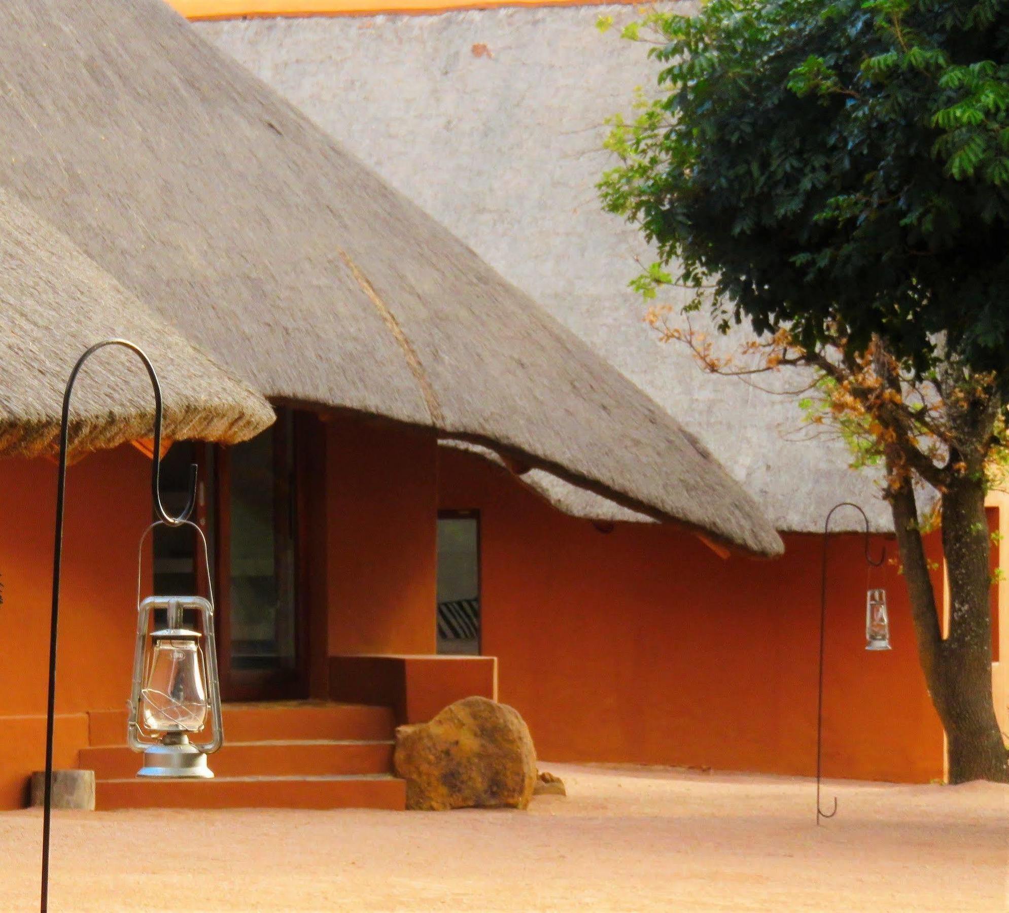 Zebras Crossing Private Game Lodge โมดิมอเลอ ภายนอก รูปภาพ
