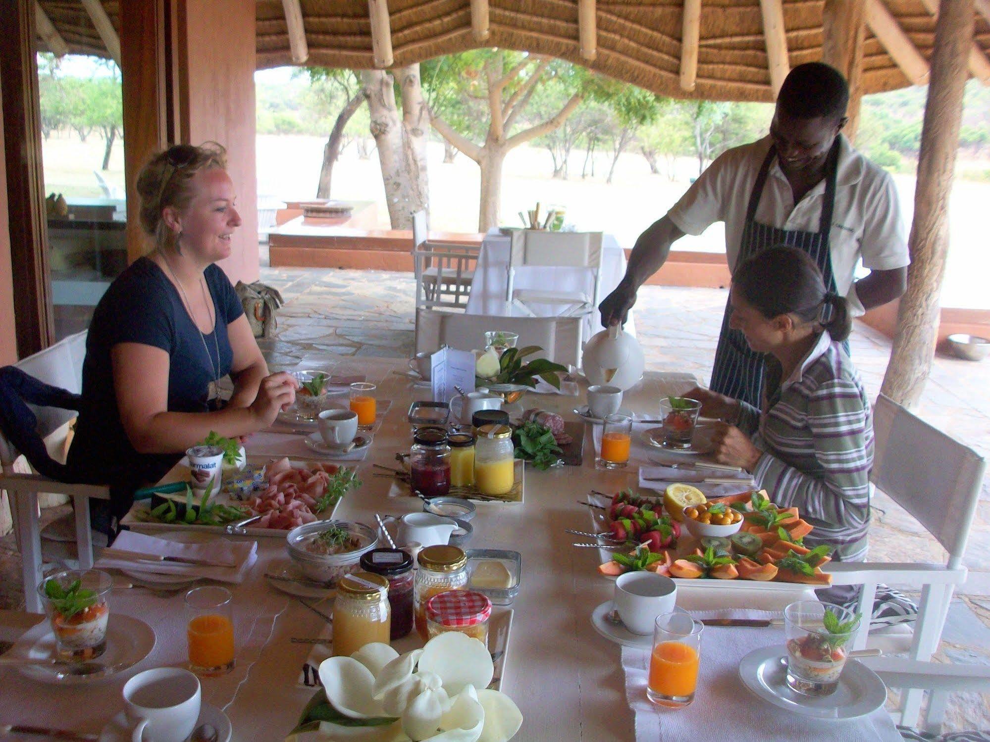 Zebras Crossing Private Game Lodge โมดิมอเลอ ภายนอก รูปภาพ