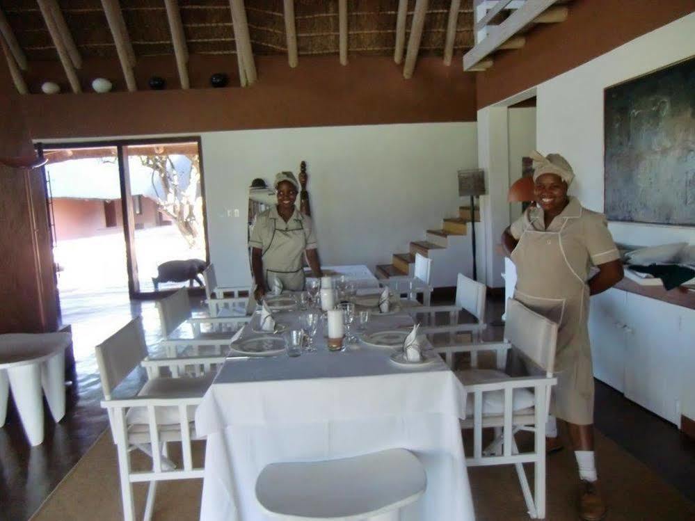 Zebras Crossing Private Game Lodge โมดิมอเลอ ภายนอก รูปภาพ