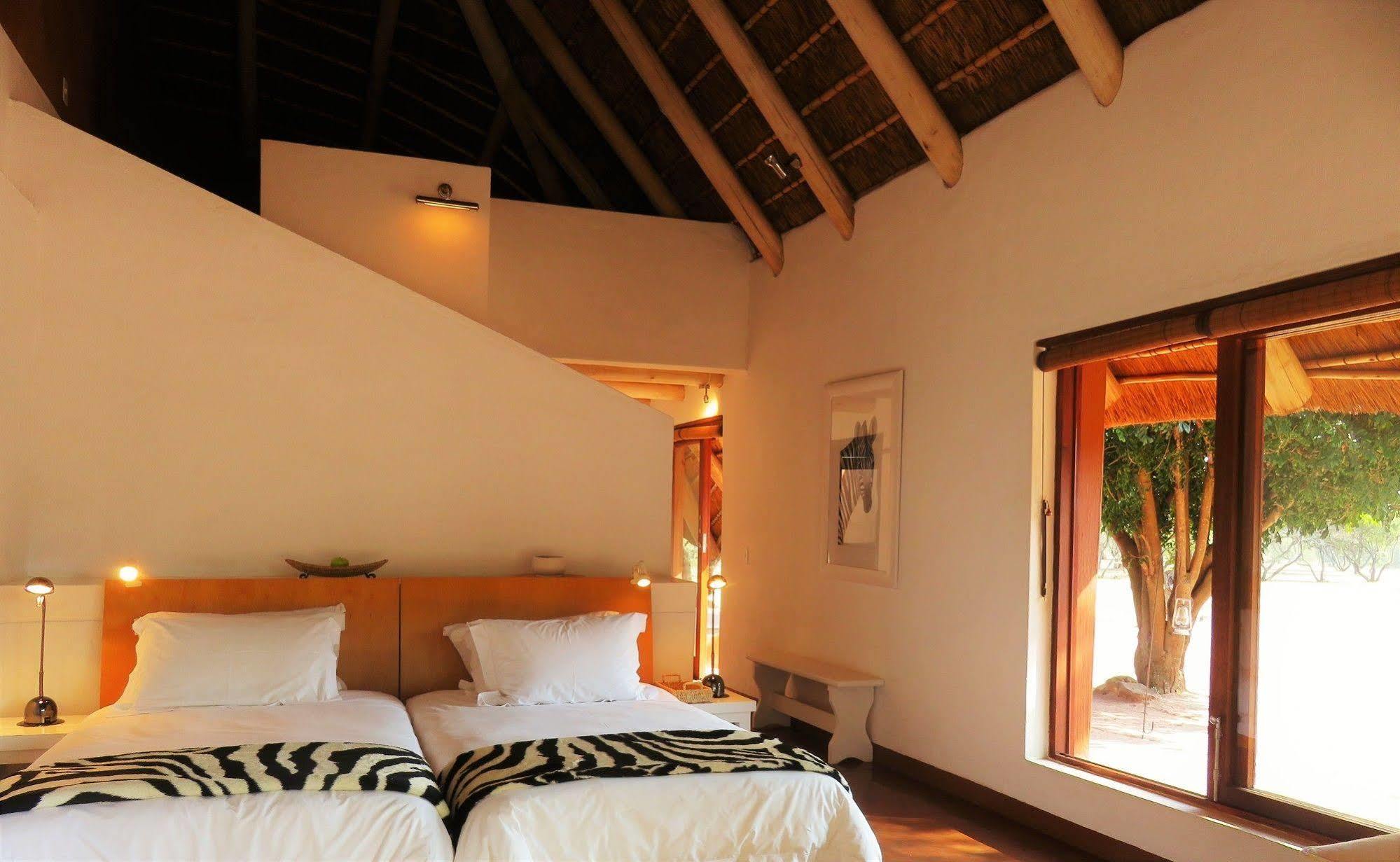Zebras Crossing Private Game Lodge โมดิมอเลอ ภายนอก รูปภาพ